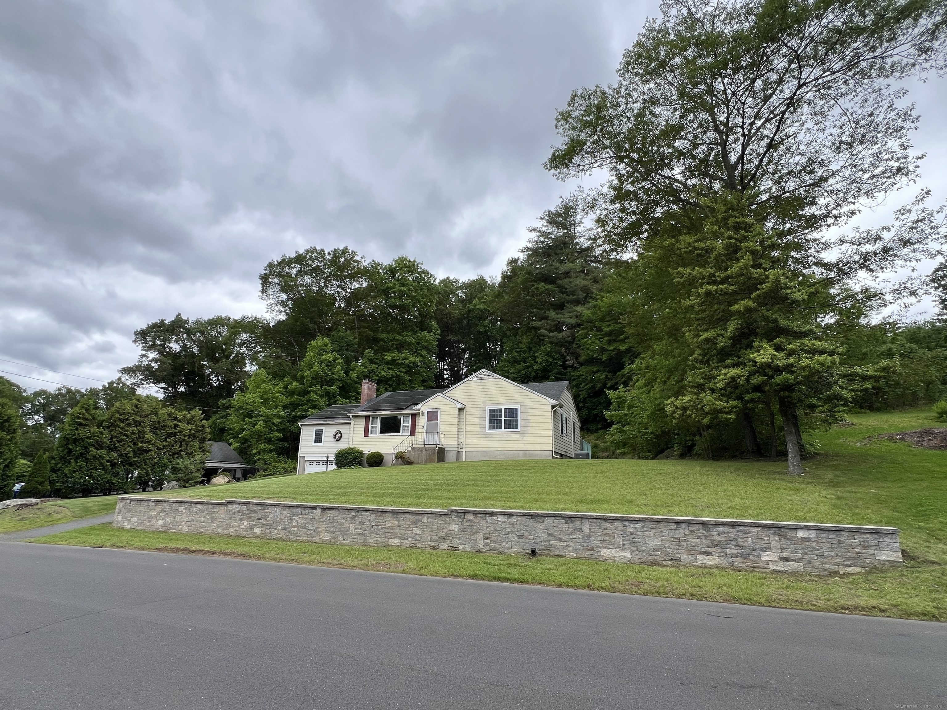 Eastwood Road, Bristol, Connecticut - 4 Bedrooms  
3 Bathrooms  
6 Rooms - 