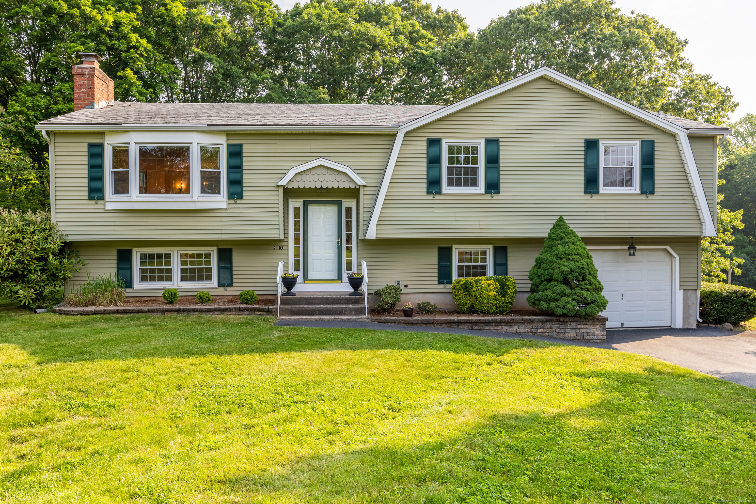 Property for Sale at Longview Lane, Wallingford, Connecticut - Bedrooms: 4 
Bathrooms: 3 
Rooms: 6  - $429,900