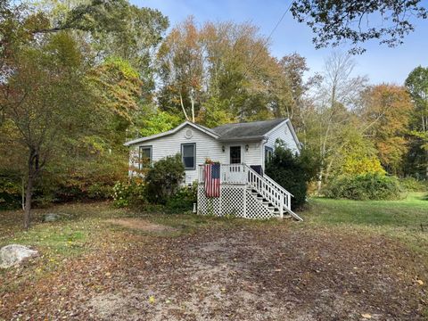 Photo of 915 Vauxhall Street Extension, Waterford, CT 06375 (MLS # 24133758)