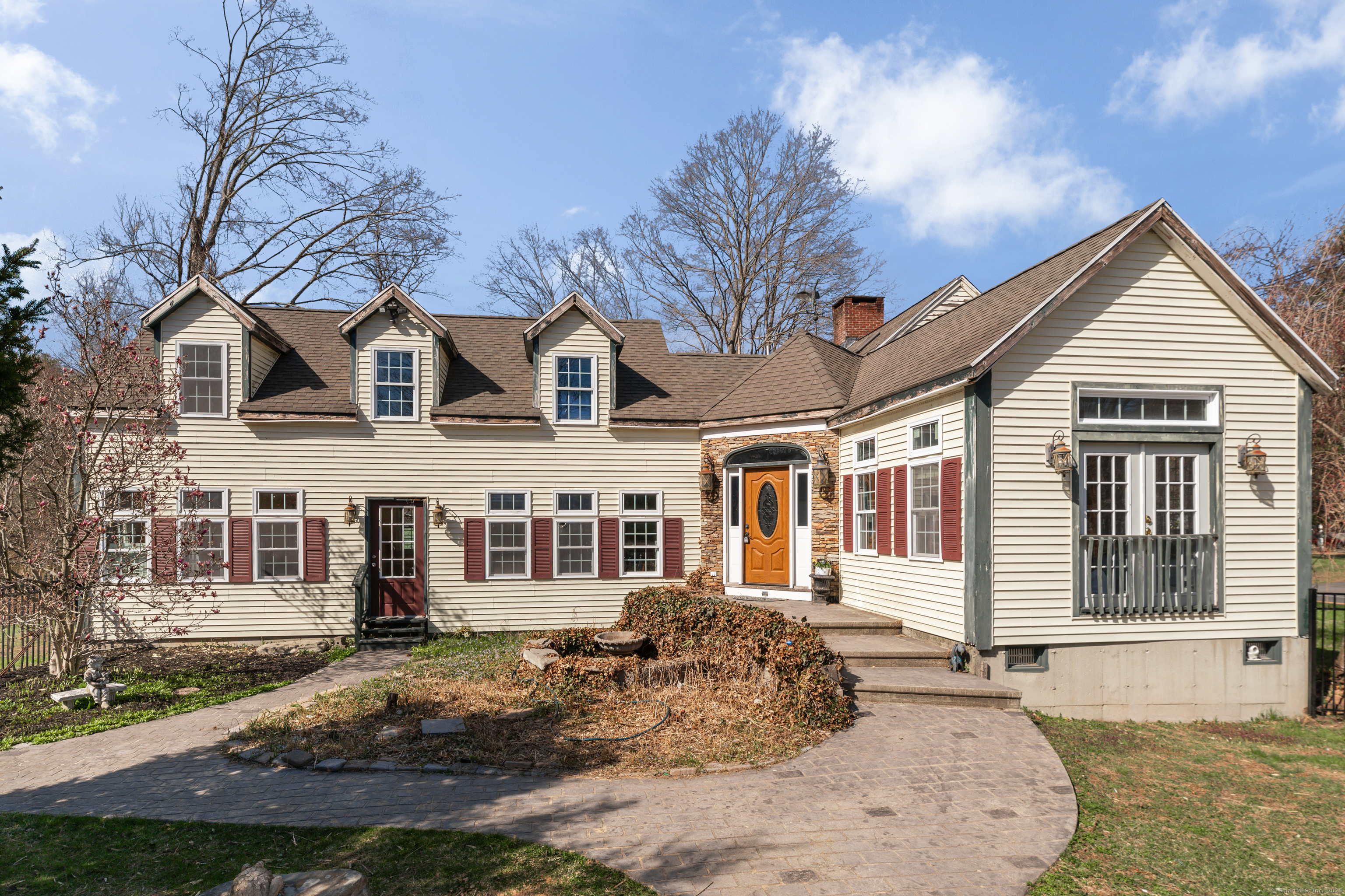 S Main Street, Cheshire, Connecticut - 3 Bedrooms  
2 Bathrooms  
8 Rooms - 