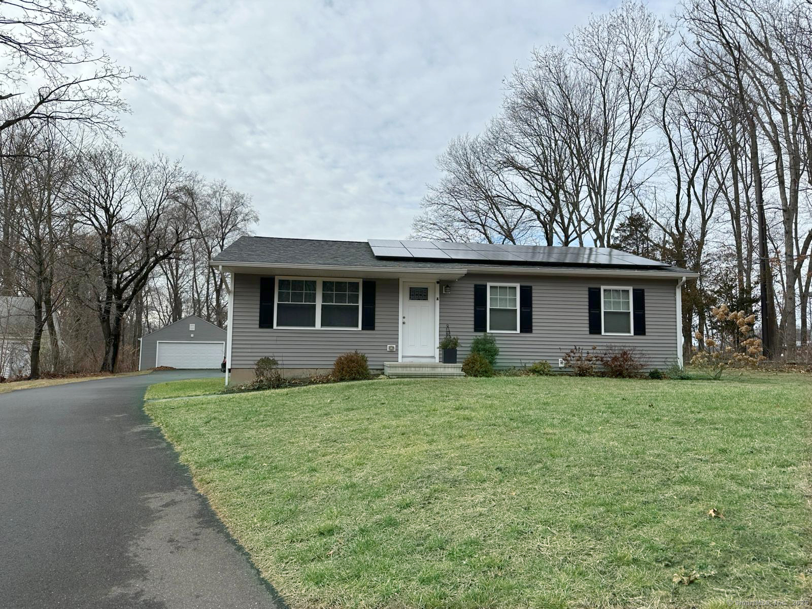 Overbrook Road, North Haven, Connecticut - 3 Bedrooms  
1 Bathrooms  
5 Rooms - 