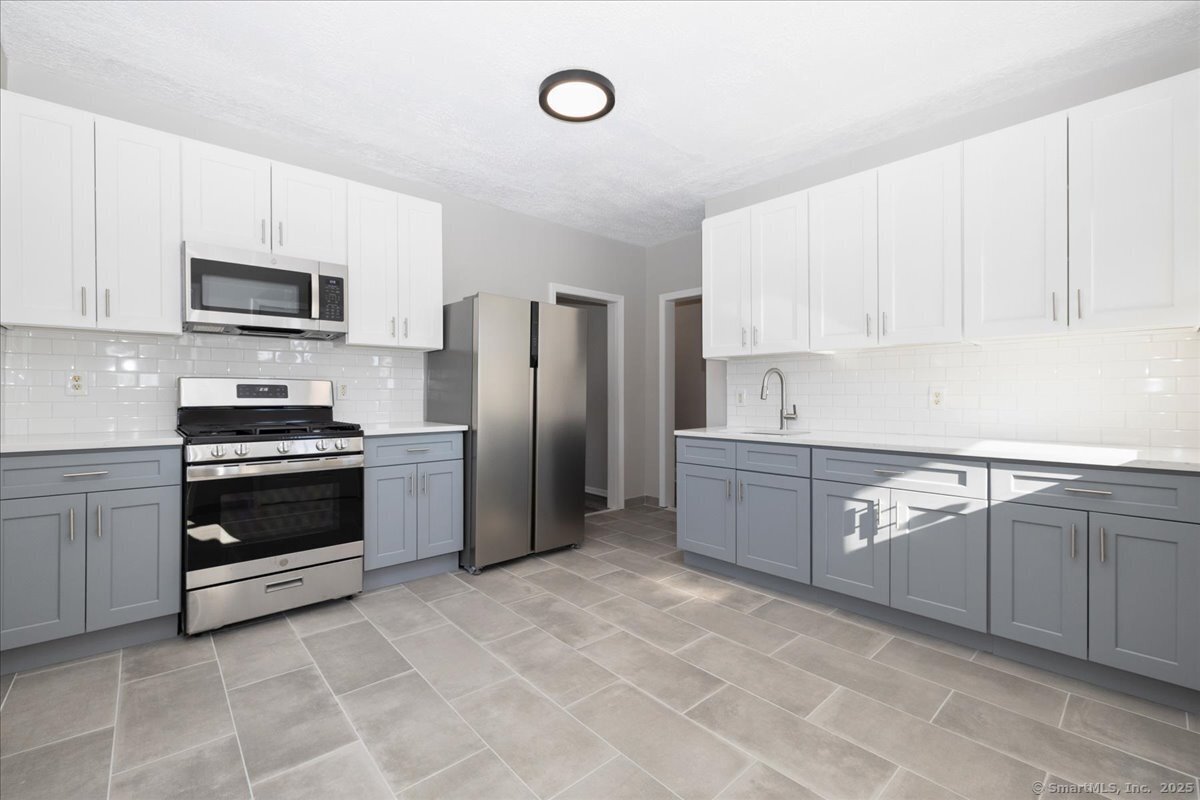 Cowles Street 49, Bridgeport, Connecticut - 3 Bedrooms  
1 Bathrooms  
5 Rooms - 