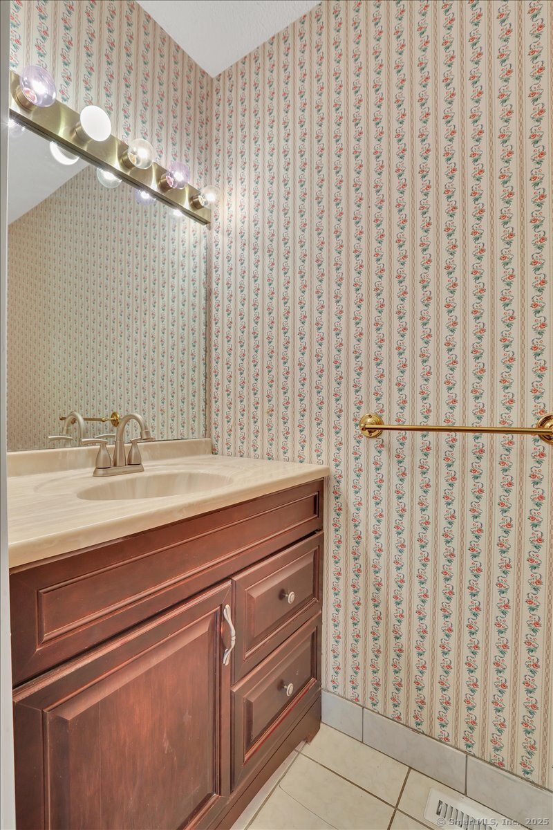 827 Oronoke Road #APT 2-11, Waterbury, Connecticut image 11