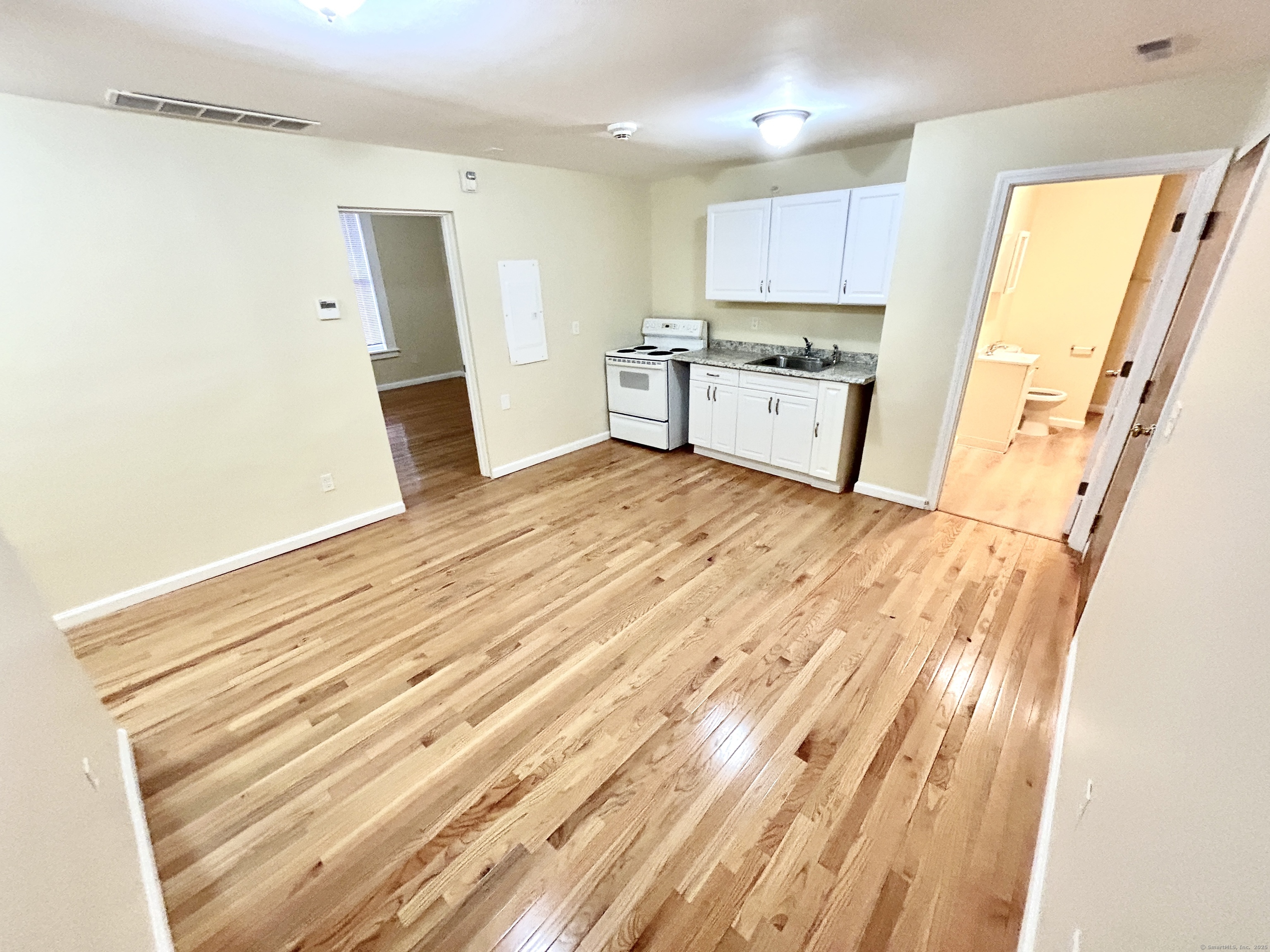 W Main Street 2I, Waterbury, Connecticut - 1 Bedrooms  
1 Bathrooms  
2 Rooms - 