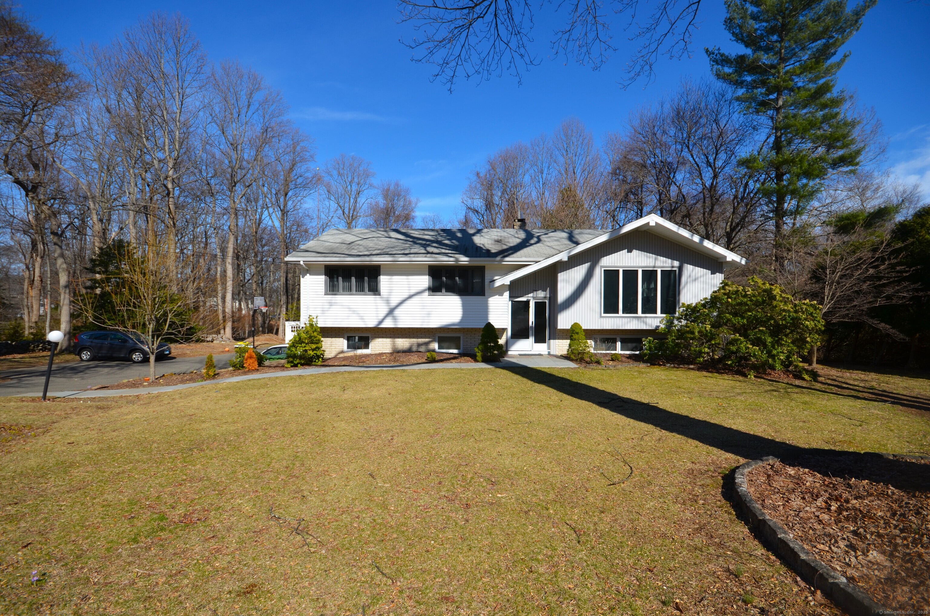 Surrey Lane, Fairfield, Connecticut - 4 Bedrooms  
3 Bathrooms  
8 Rooms - 