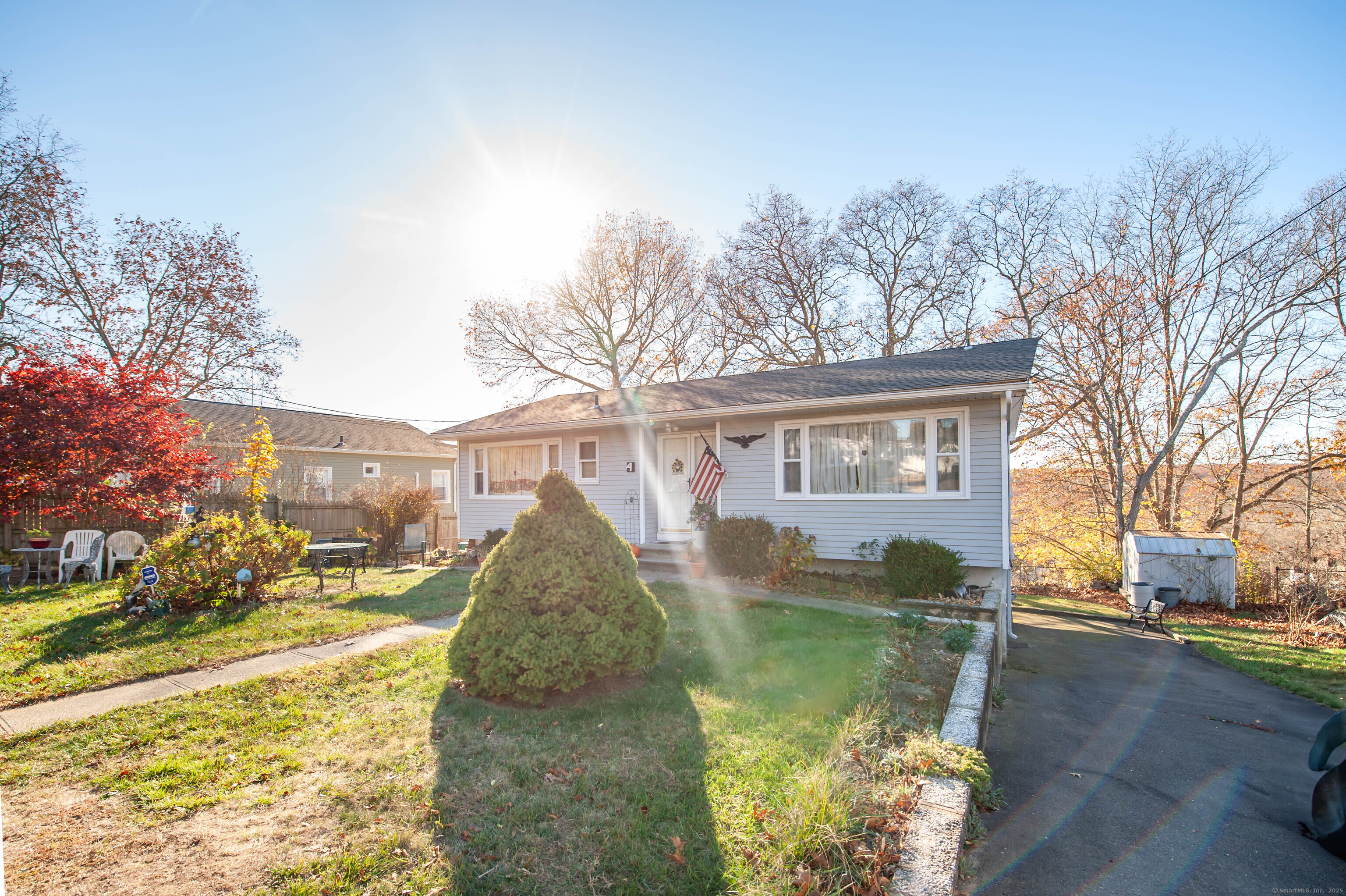 Bayview Road, East Lyme, Connecticut - 2 Bedrooms  
1 Bathrooms  
8 Rooms - 