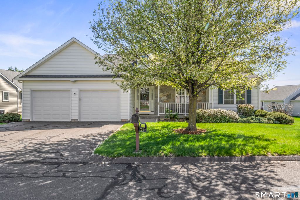 Photo of 14 Oakview Place #14, Vernon, CT 06066 (MLS # 24169576)