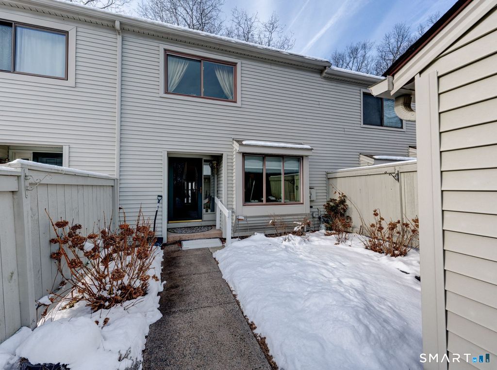 Photo of 128 Farmington Chase Crescent #128, Farmington, CT 06032 (MLS # 24148166)