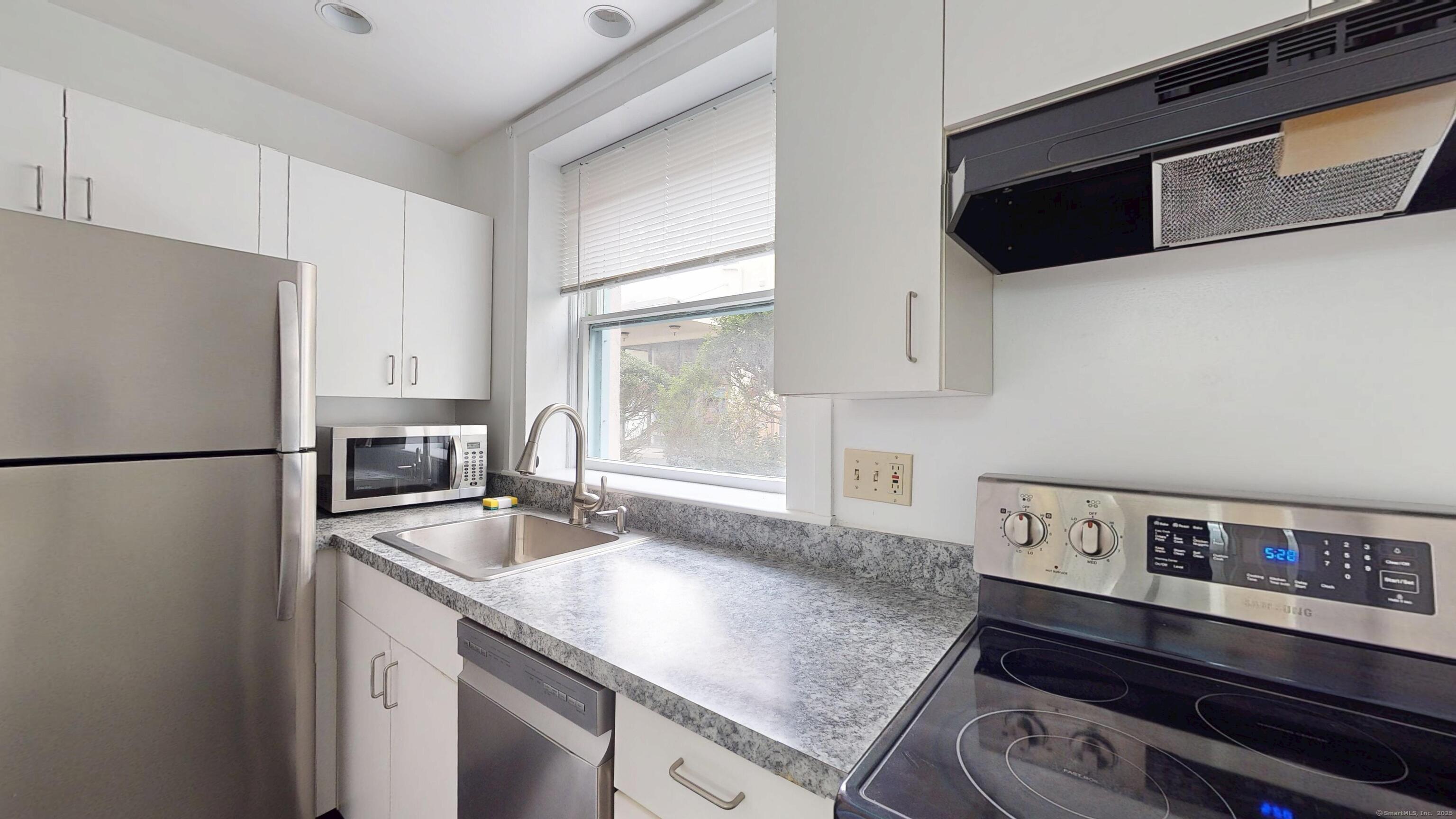Chapel Street 1 Garden, New Haven, Connecticut - 1 Bedrooms  
1 Bathrooms  
4 Rooms - 