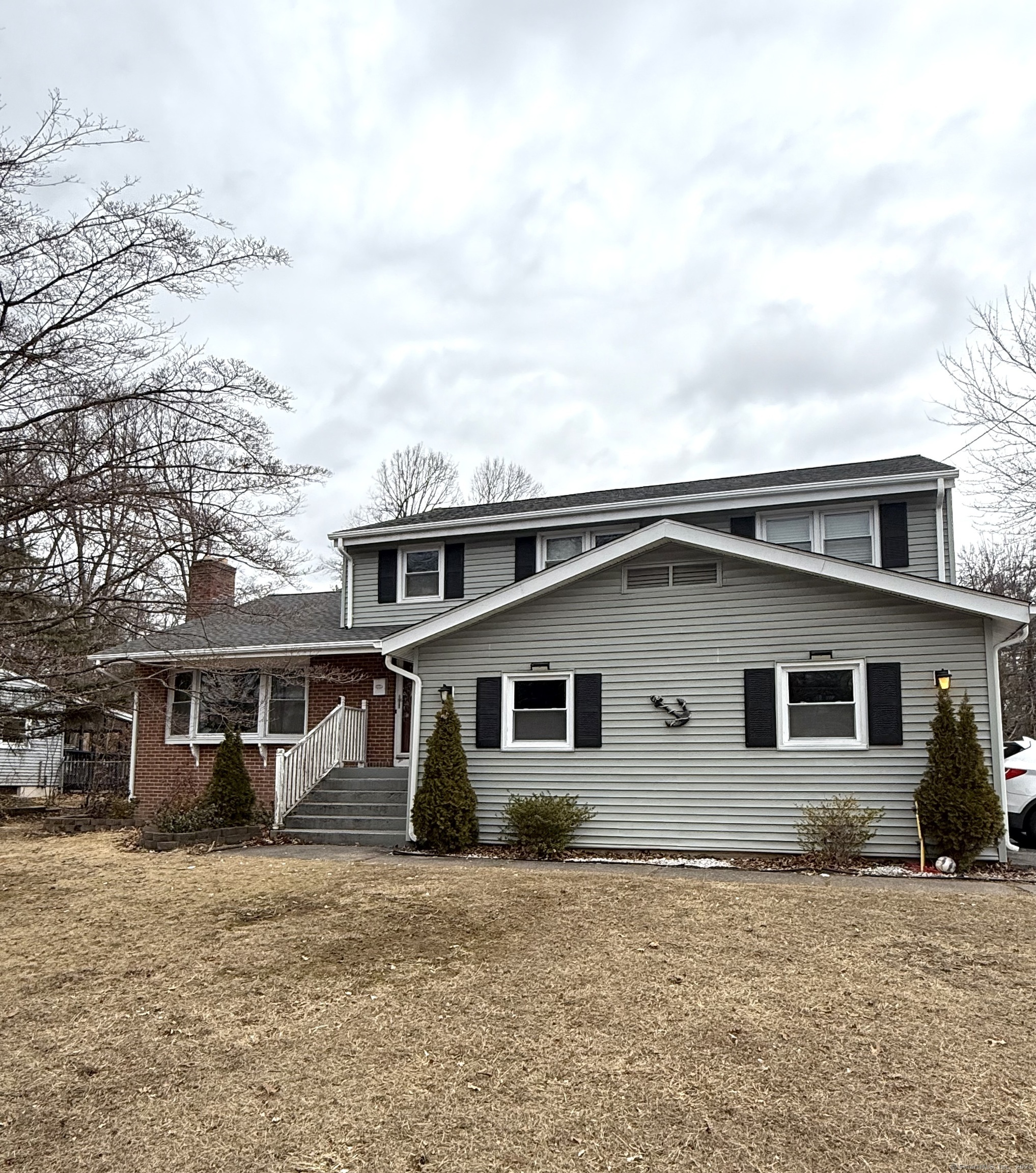 Robin Road, Windsor, Connecticut - 3 Bedrooms  
3 Bathrooms  
7 Rooms - 