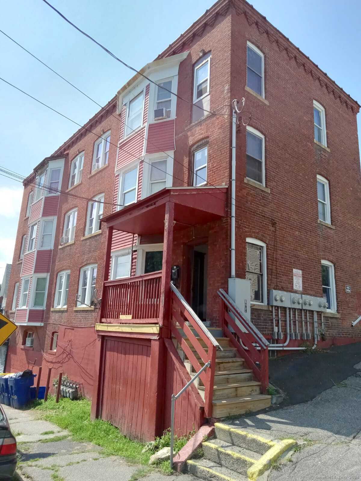 Rental Property at 121 Lounsbury Street 1W, Waterbury, Connecticut - Bedrooms: 2 
Bathrooms: 1 
Rooms: 4  - $1,400 MO.