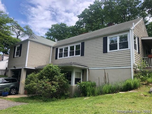 Deacon Hill Road, Stamford, Connecticut - 2 Bedrooms  
2 Bathrooms  
6 Rooms - 