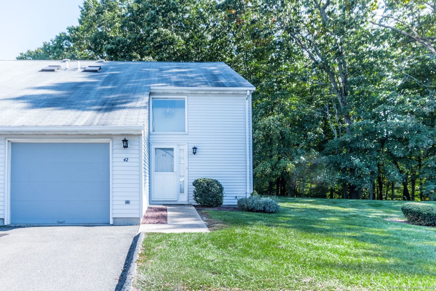 Lake Avenue 42, Bristol, Connecticut - 2 Bedrooms  
2 Bathrooms  
4 Rooms - 