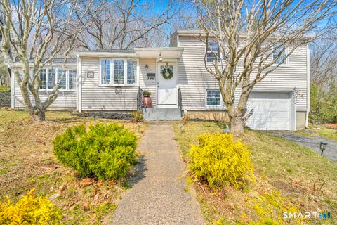 Photo of 140 Devonwood Drive, Waterbury, CT 06708 (MLS # 24164284)