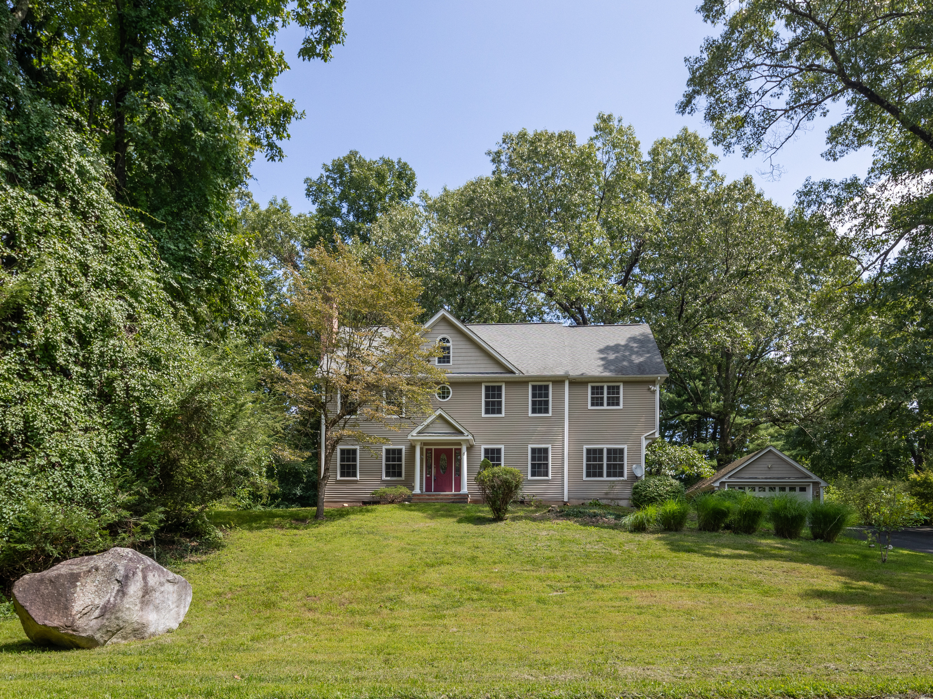 5 Vale Road, Brookfield, Connecticut - 4 Bedrooms  
3 Bathrooms  
8 Rooms - 