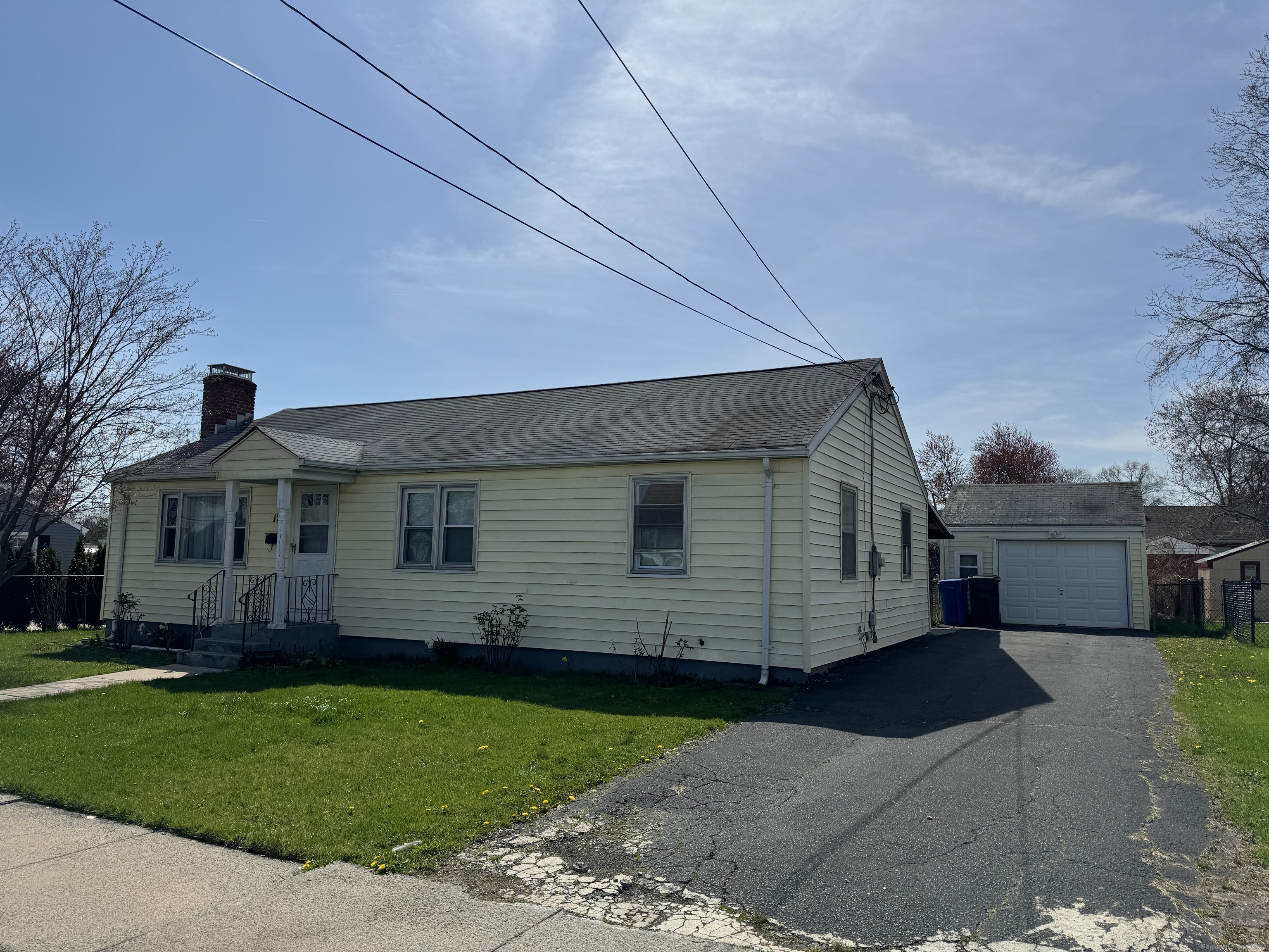 Property for Sale at 197 Hanmer Street, Hartford, Connecticut - Bedrooms: 3 
Bathrooms: 1 
Rooms: 5  - $264,900