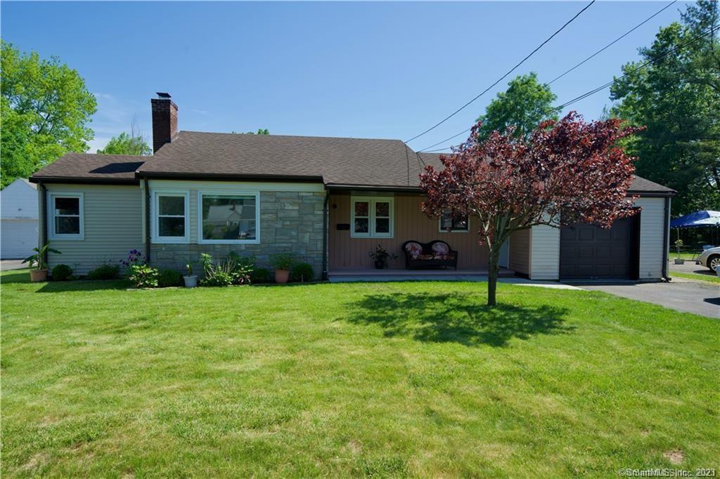 39 Woodland Street, Newington, Connecticut - 3 Bedrooms  
2 Bathrooms  
5 Rooms - 