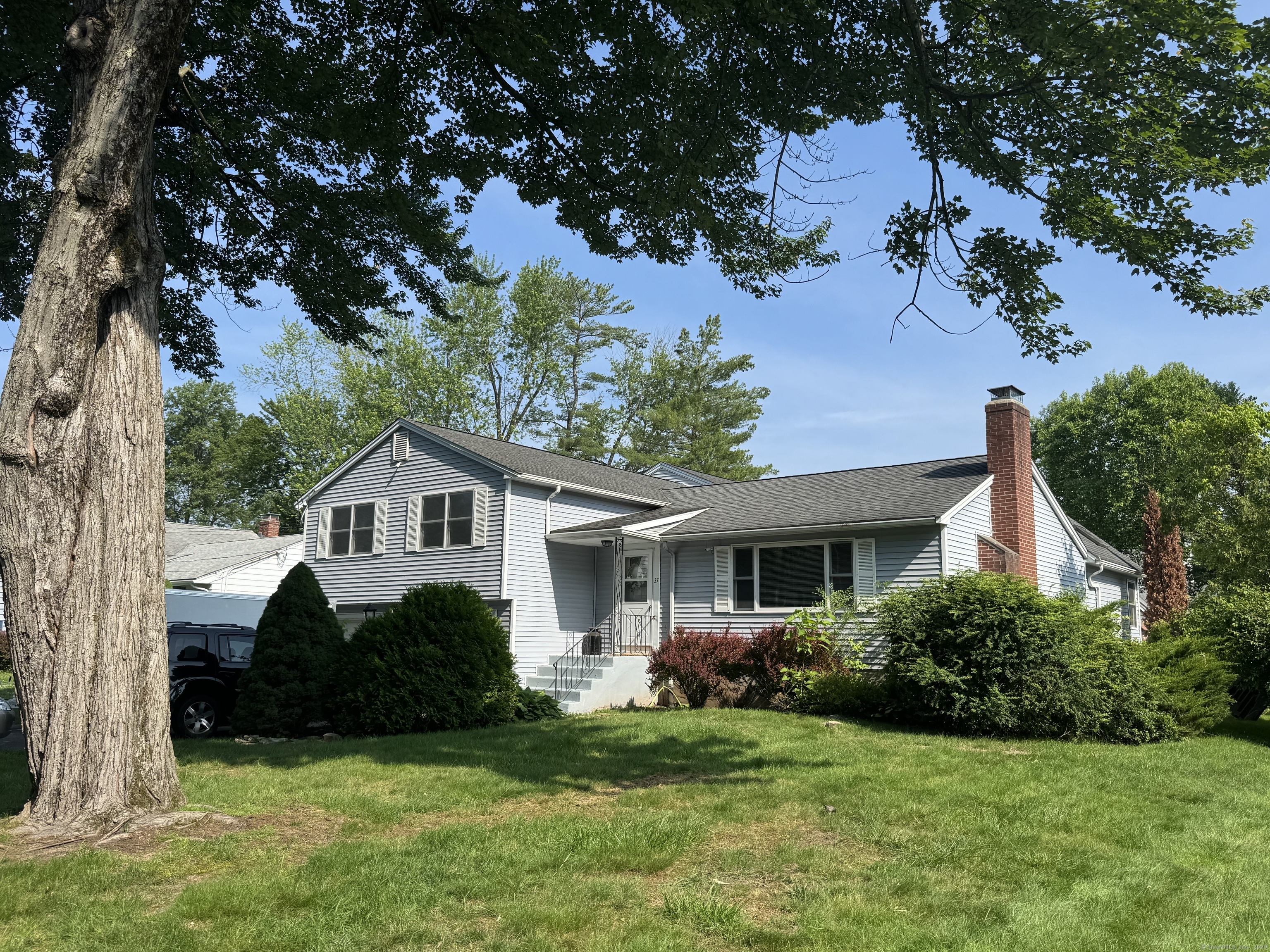 Stoneham Drive, West Hartford, Connecticut - 4 Bedrooms  
3 Bathrooms  
8 Rooms - 