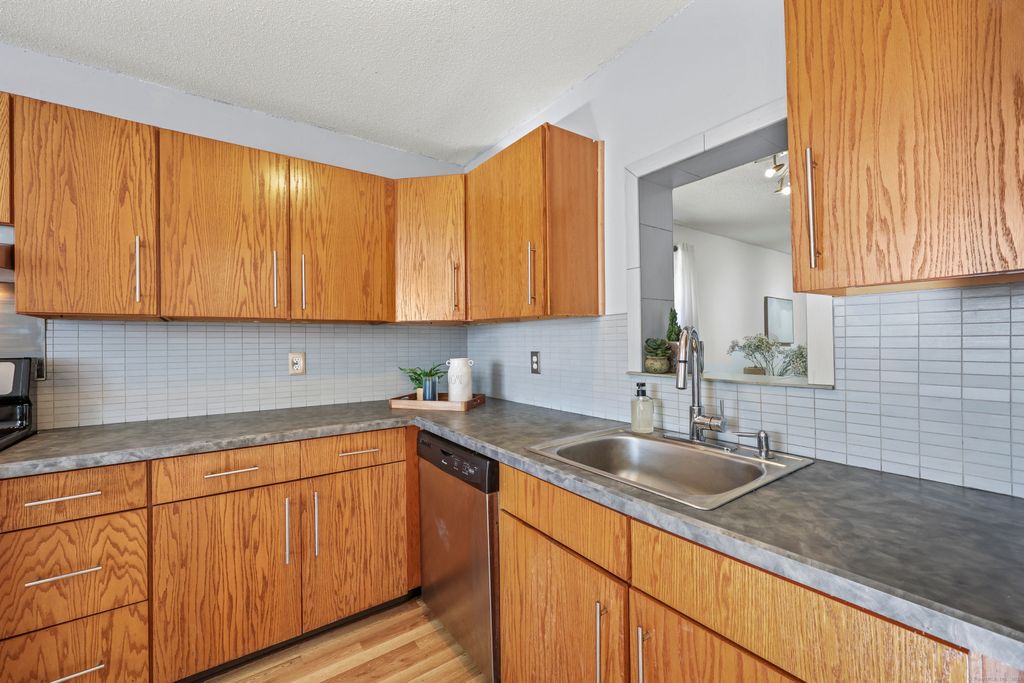 Photo of 5 Staunton Court #APT A, Farmington, CT 06032 (MLS # 24133744)