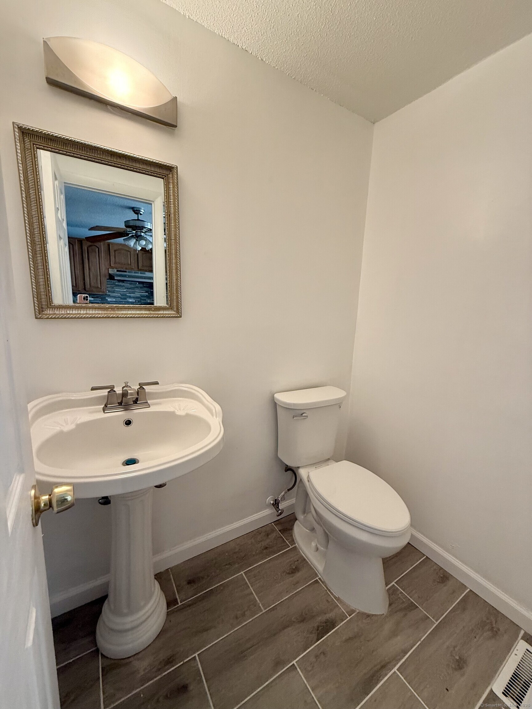 New Britain, Connecticut 06051, United States, 2 Bedrooms Bedrooms, ,2 BathroomsBathrooms,Residential,Active,226696