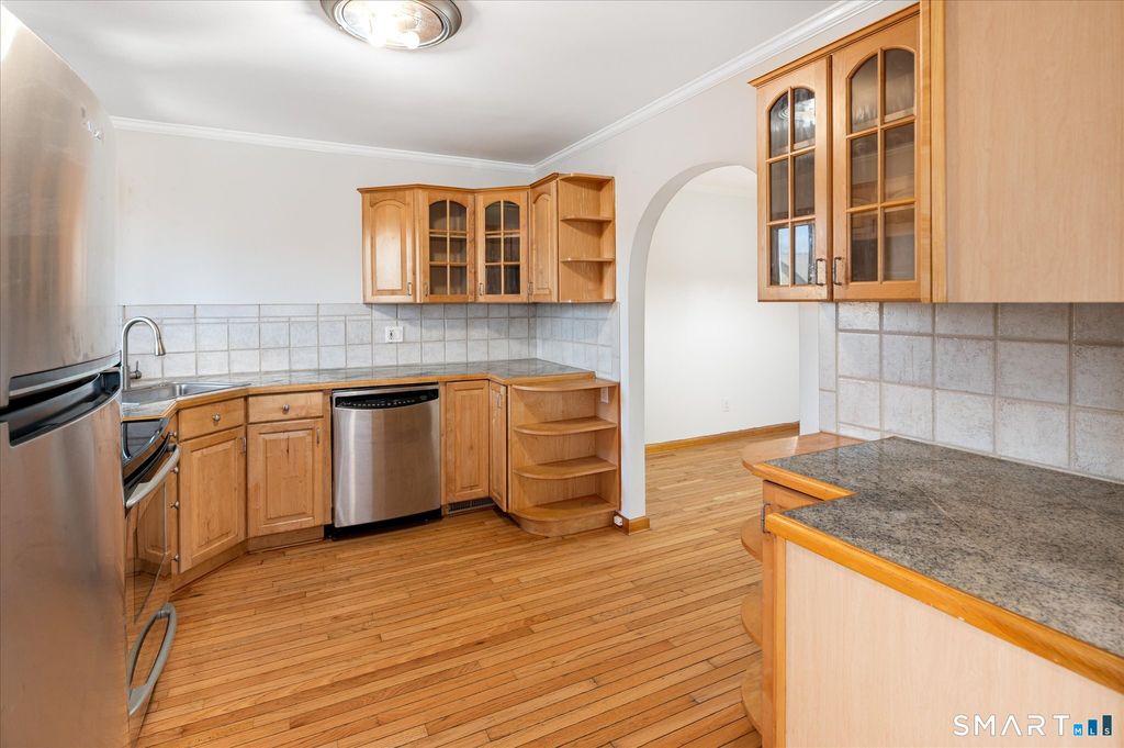 Photo of 135 Courtland Avenue #APT 13, Stamford, CT 06902 (MLS # 24159750)