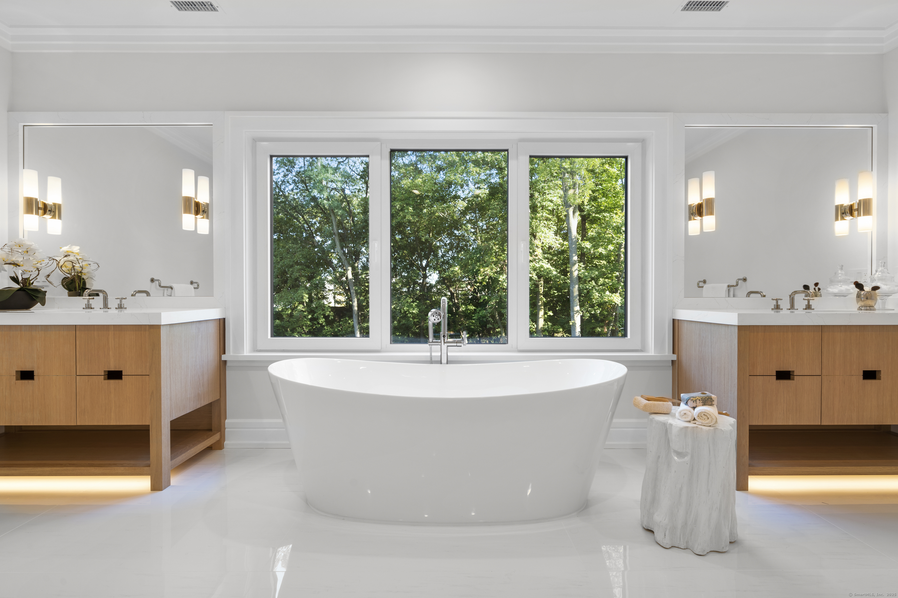 Darien, Connecticut 06820, United States, 5 Bedrooms Bedrooms, ,5 BathroomsBathrooms,Residential,Active,235485
