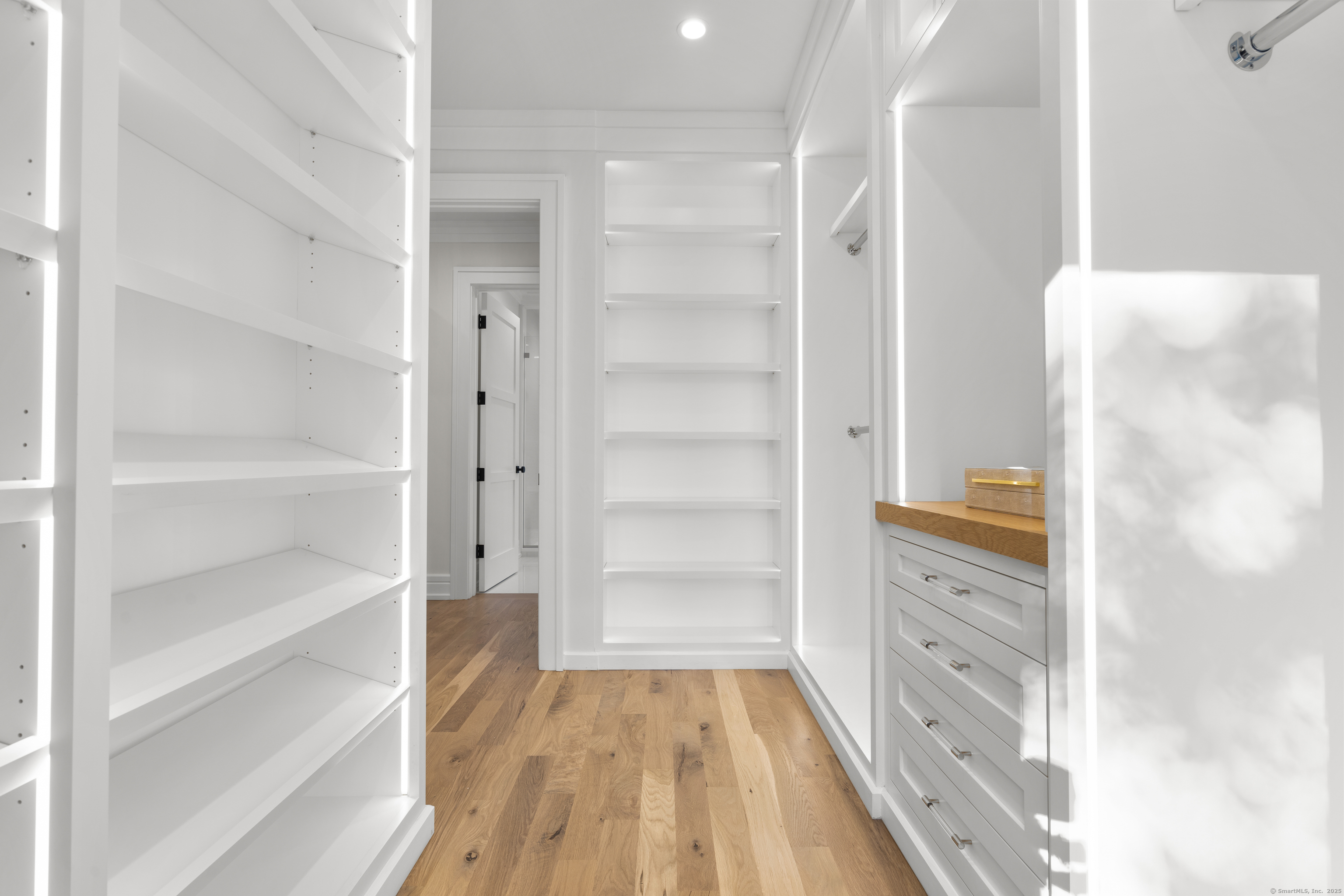 Darien, Connecticut 06820, United States, 5 Bedrooms Bedrooms, ,5 BathroomsBathrooms,Residential,Active,235485