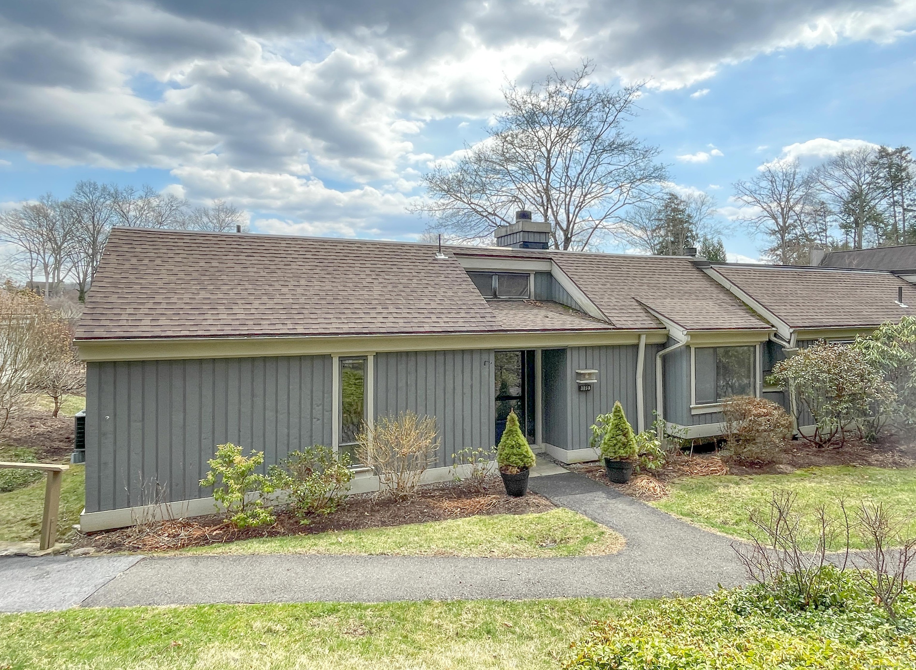 Heritage Village A, Southbury, Connecticut - 2 Bedrooms  
2 Bathrooms  
4 Rooms - 