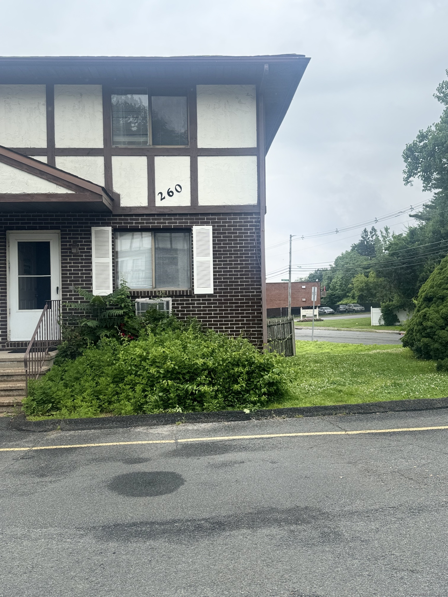 Scott Road Apt 1, Waterbury, Connecticut - 2 Bedrooms  
2 Bathrooms  
4 Rooms - 