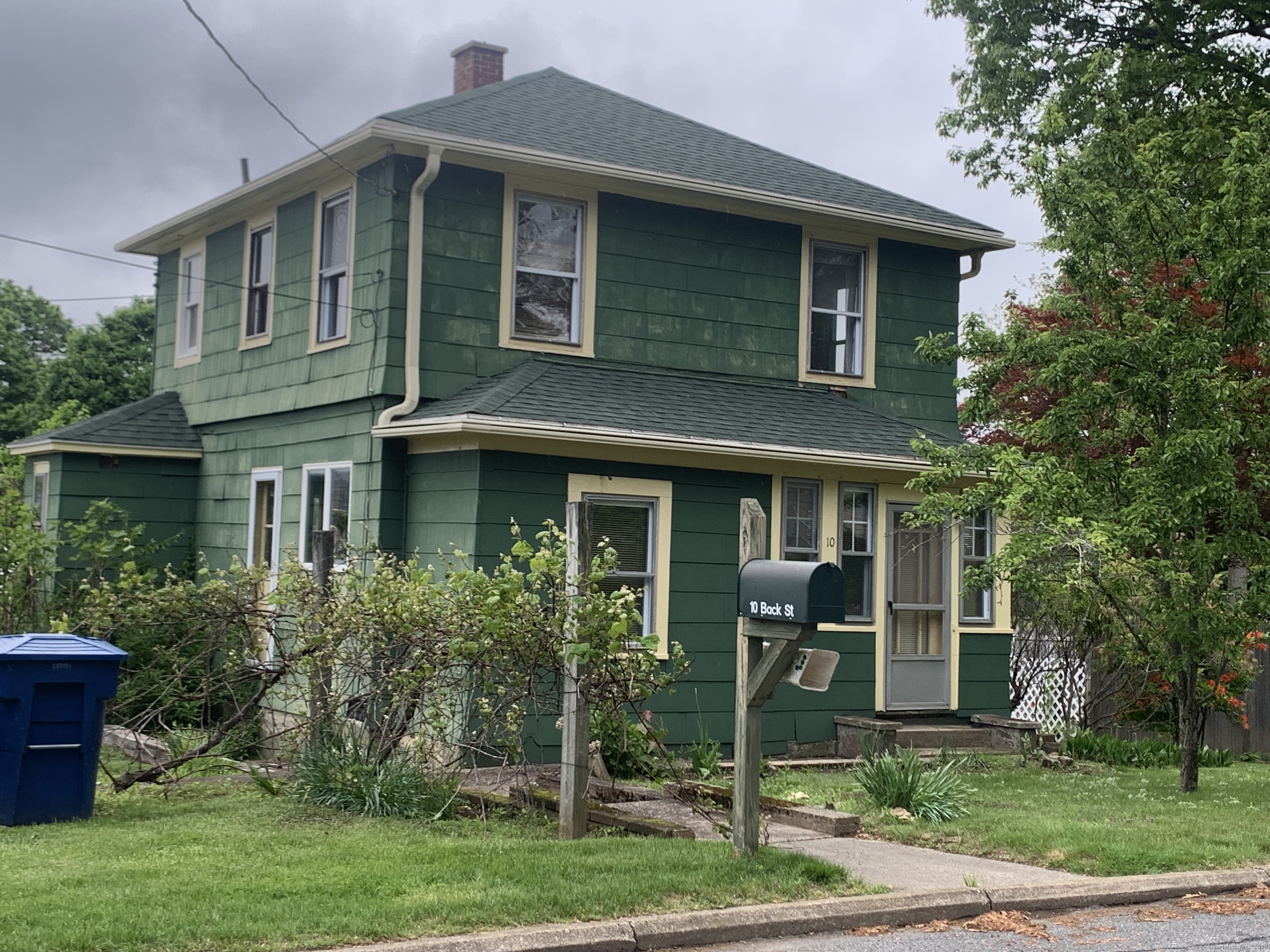 Back Street, Waterford, Connecticut - 3 Bedrooms  
1 Bathrooms  
6 Rooms - 