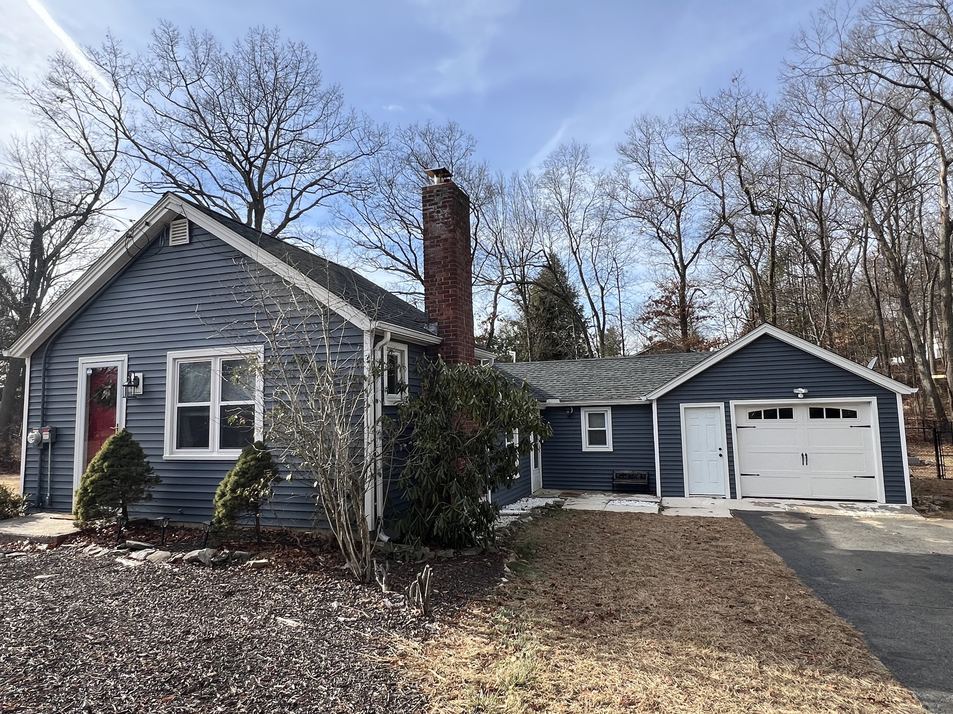 Round Hill Road, Bristol, Connecticut - 2 Bedrooms  
1 Bathrooms  
4 Rooms - 