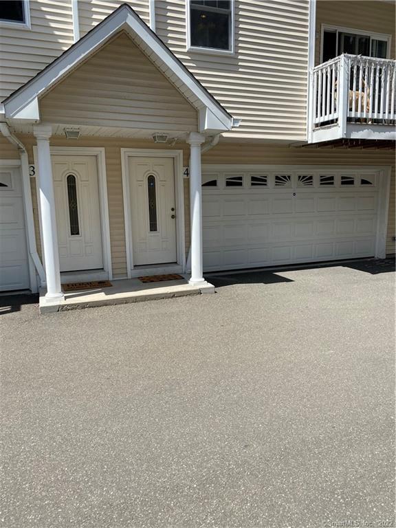 Ferris Avenue 4, Norwalk, Connecticut - 3 Bedrooms  
4 Bathrooms  
6 Rooms - 