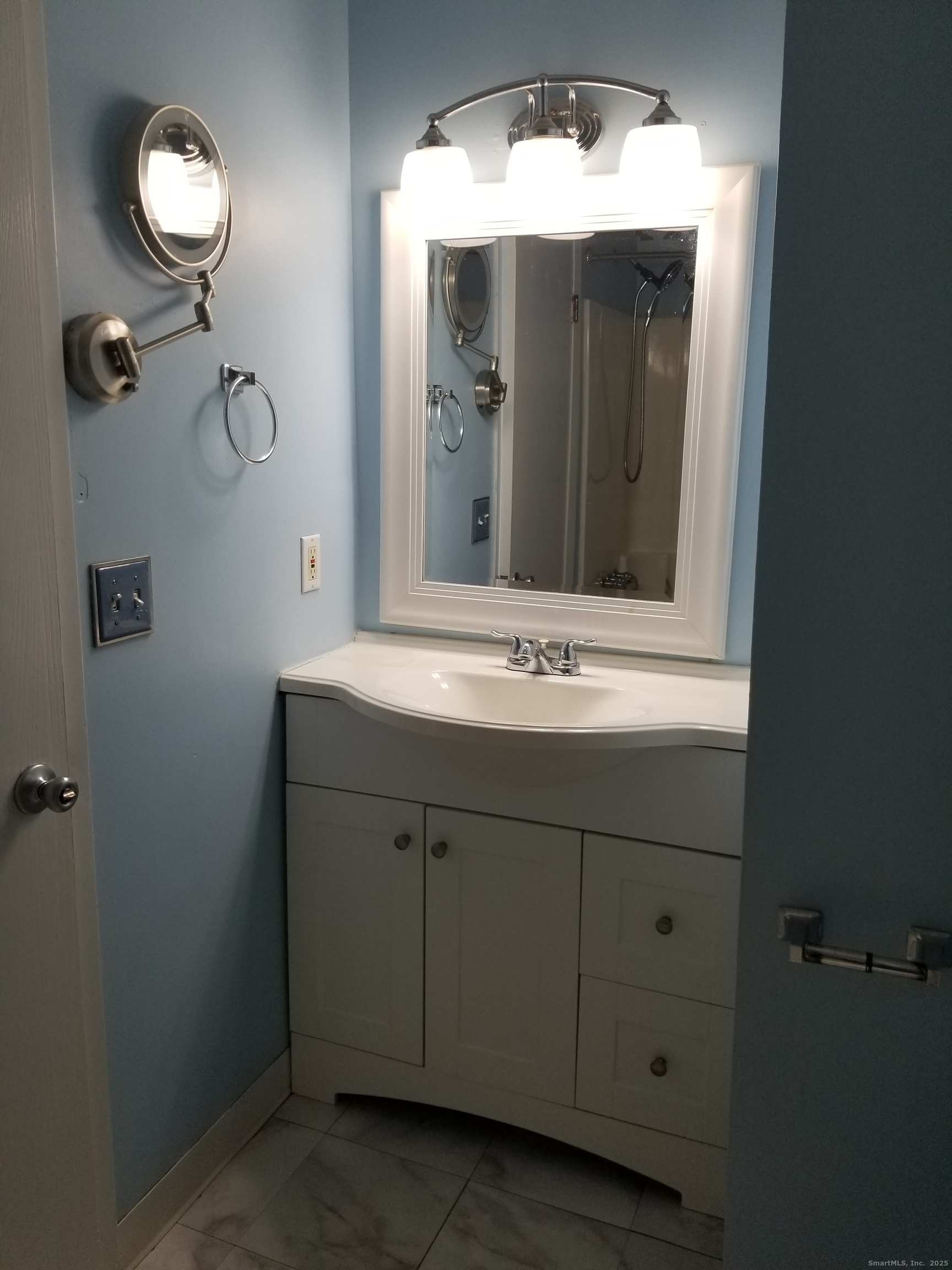 Ellington, Connecticut 06029, United States, 1 Bedroom Bedrooms, ,2 BathroomsBathrooms,Residential,Active,248001