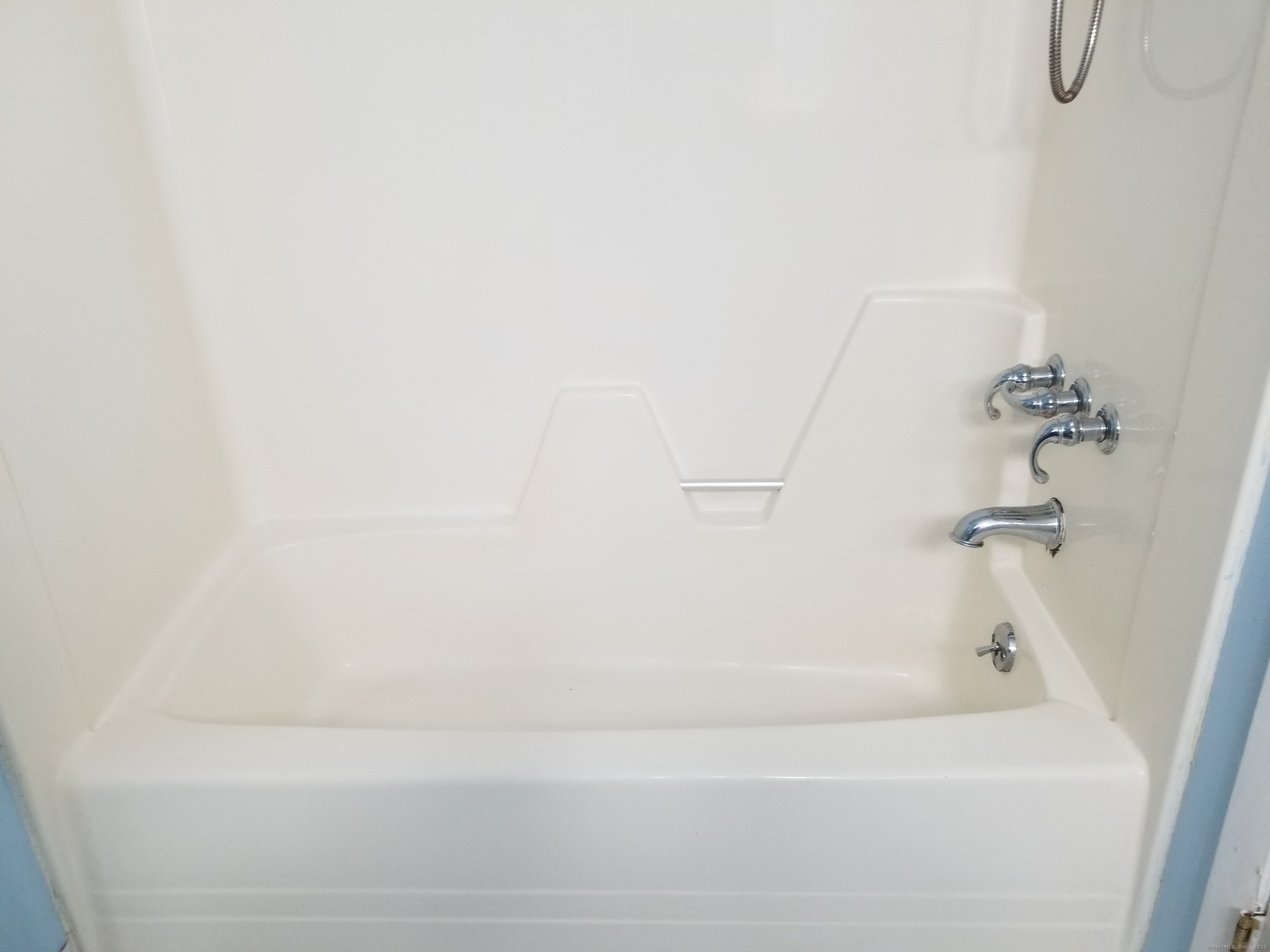 Ellington, Connecticut 06029, United States, 1 Bedroom Bedrooms, ,2 BathroomsBathrooms,Residential,Active,248001