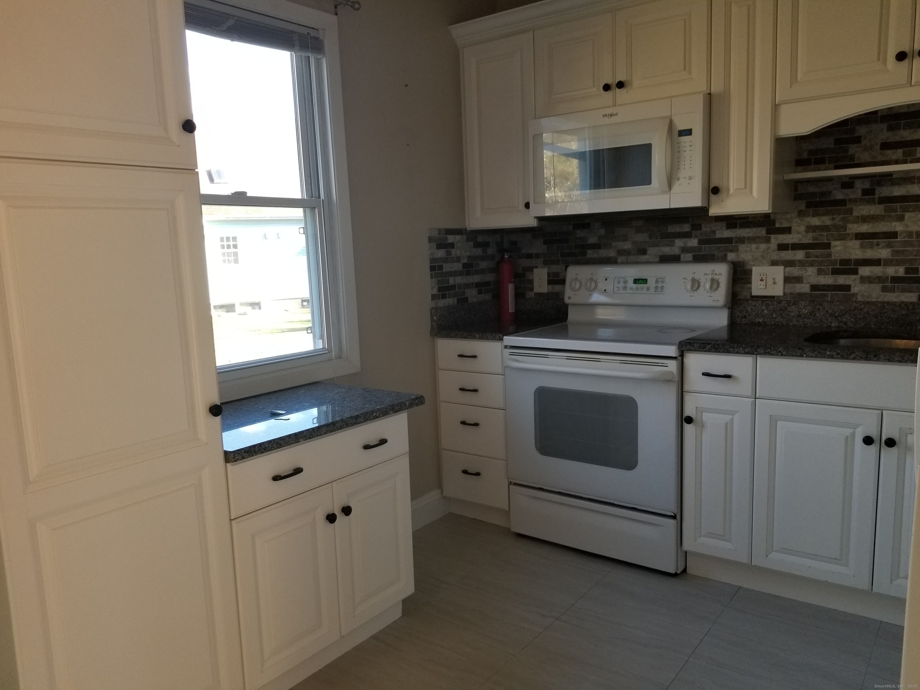 Ellington, Connecticut 06029, United States, 1 Bedroom Bedrooms, ,2 BathroomsBathrooms,Residential,Active,248001