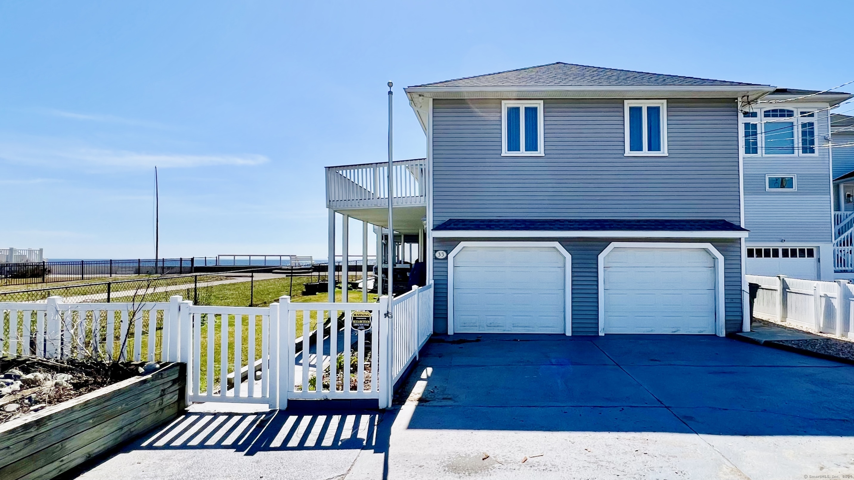 Point Beach Drive, Milford, Connecticut - 3 Bedrooms  
3 Bathrooms  
7 Rooms - 