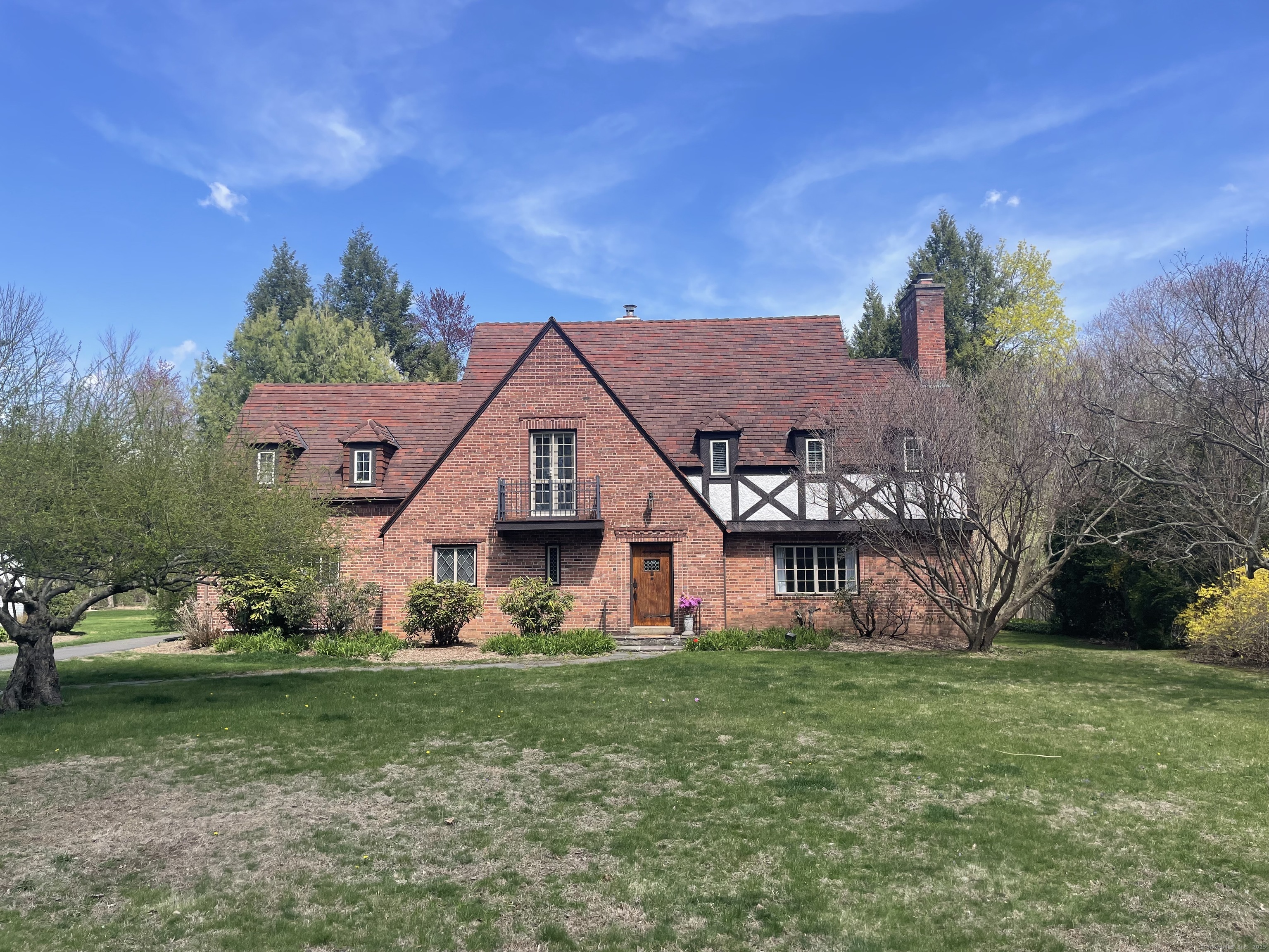 Bloomfield Avenue, West Hartford, Connecticut - 6 Bedrooms  
5 Bathrooms  
11 Rooms - 