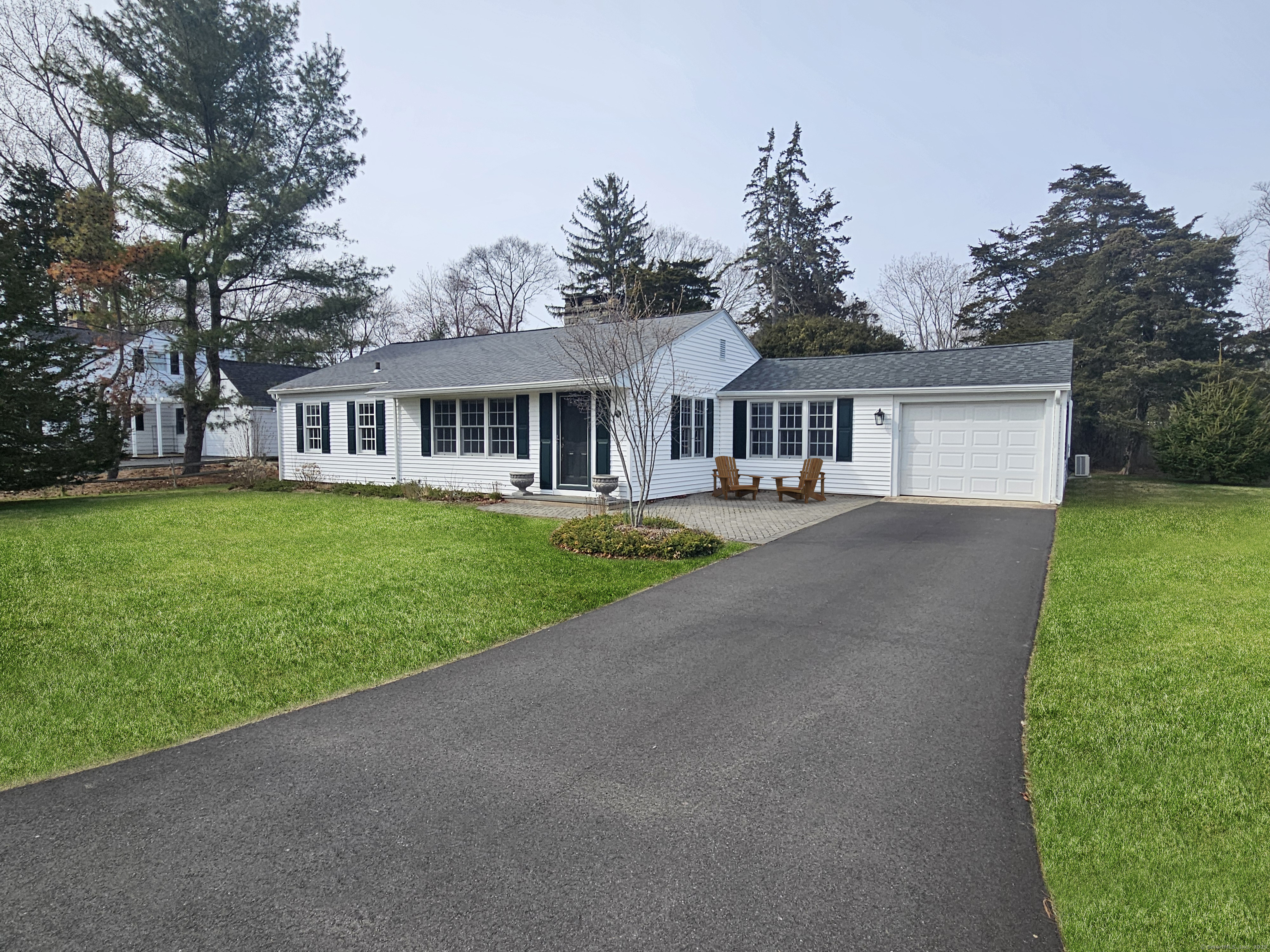 Sunset Road, Madison, Connecticut - 3 Bedrooms  
2 Bathrooms  
6 Rooms - 