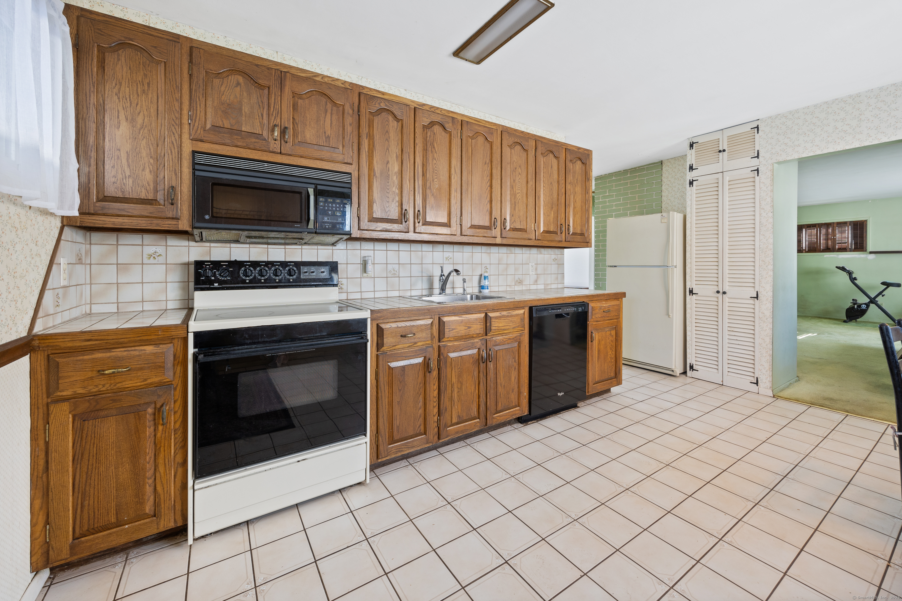 210 Green Manor Drive, East Hartford, Connecticut image 6