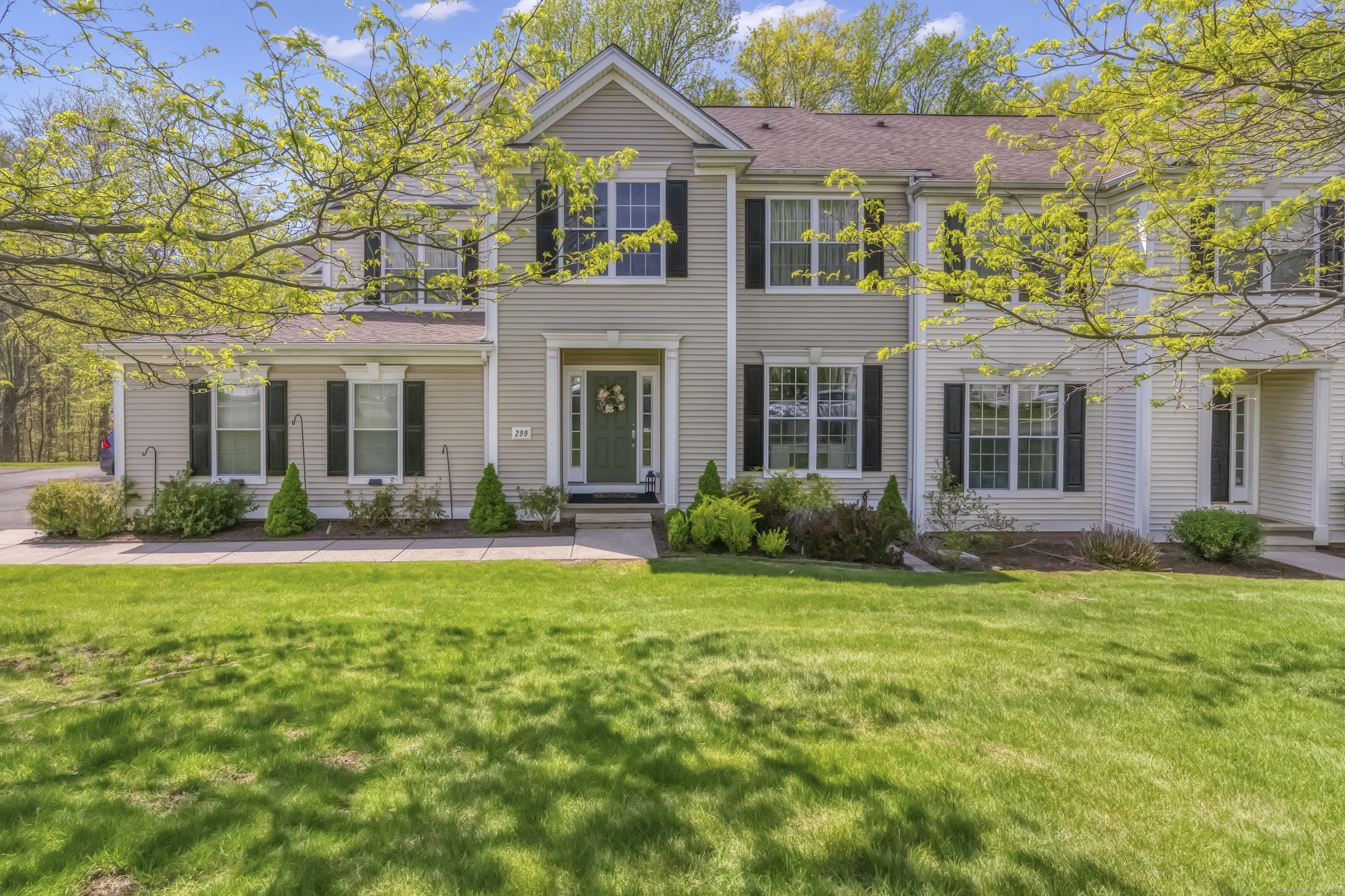 Sterling Drive 299, Newington, Connecticut - 3 Bedrooms  
4 Bathrooms  
7 Rooms - 