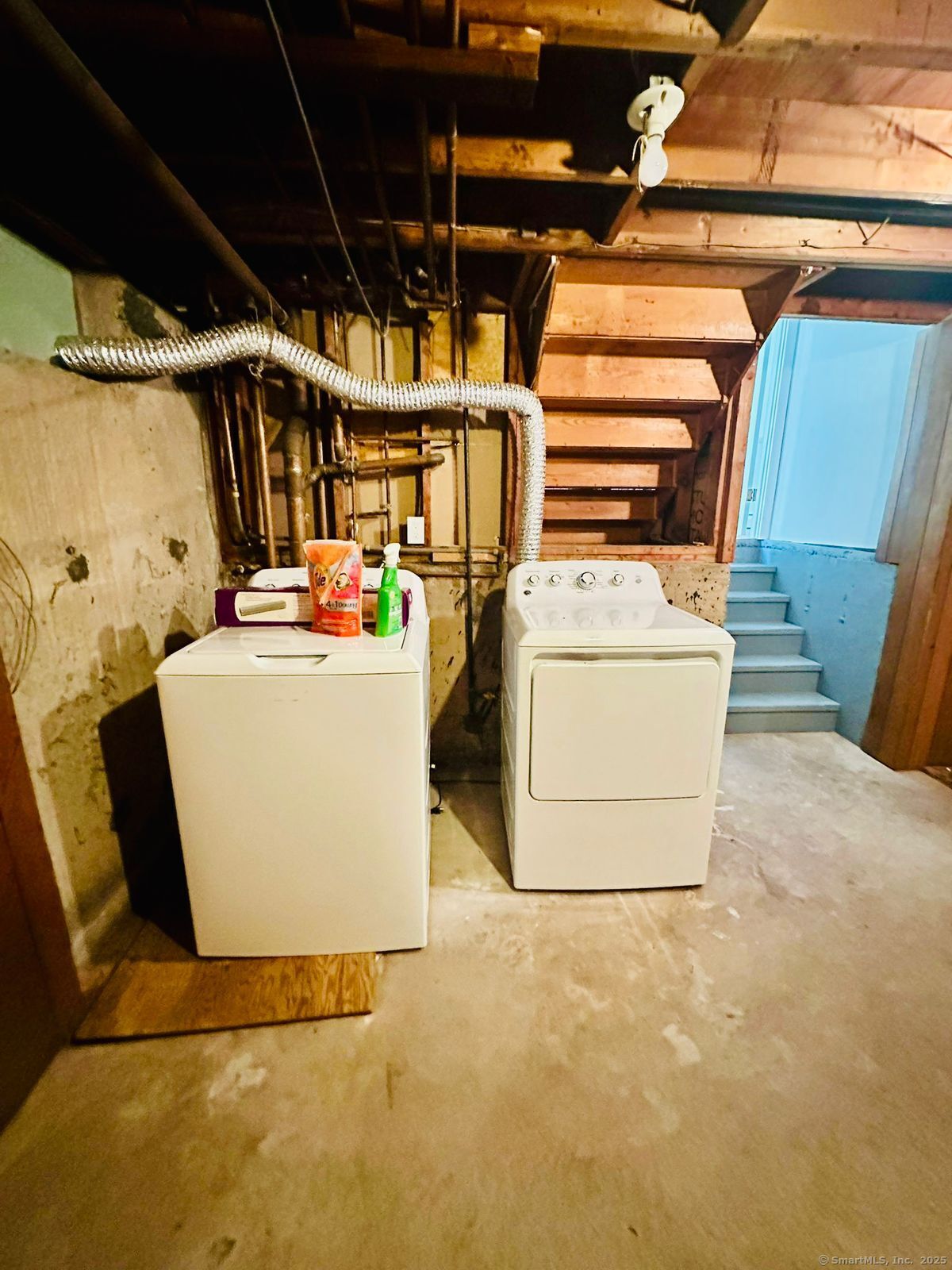 Newington, Connecticut 06111, United States, 3 Bedrooms Bedrooms, ,2 BathroomsBathrooms,Residential,Pending,12412