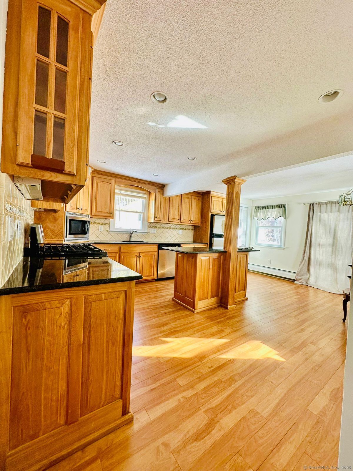 Newington, Connecticut 06111, United States, 3 Bedrooms Bedrooms, ,2 BathroomsBathrooms,Residential,Pending,12412