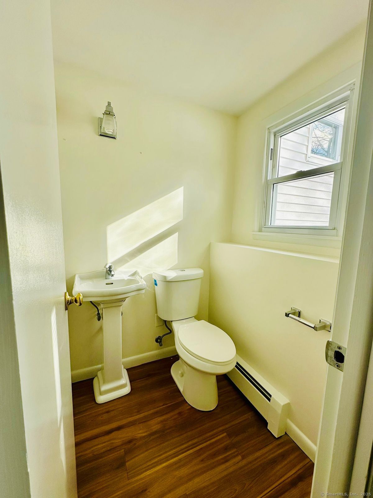 Newington, Connecticut 06111, United States, 3 Bedrooms Bedrooms, ,2 BathroomsBathrooms,Residential,Pending,12412