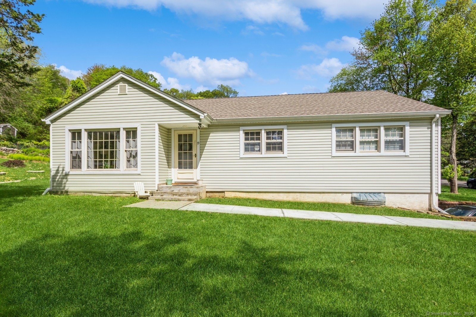 Mohawk Drive, Easton, Connecticut - 3 Bedrooms  
1 Bathrooms  
6 Rooms - 