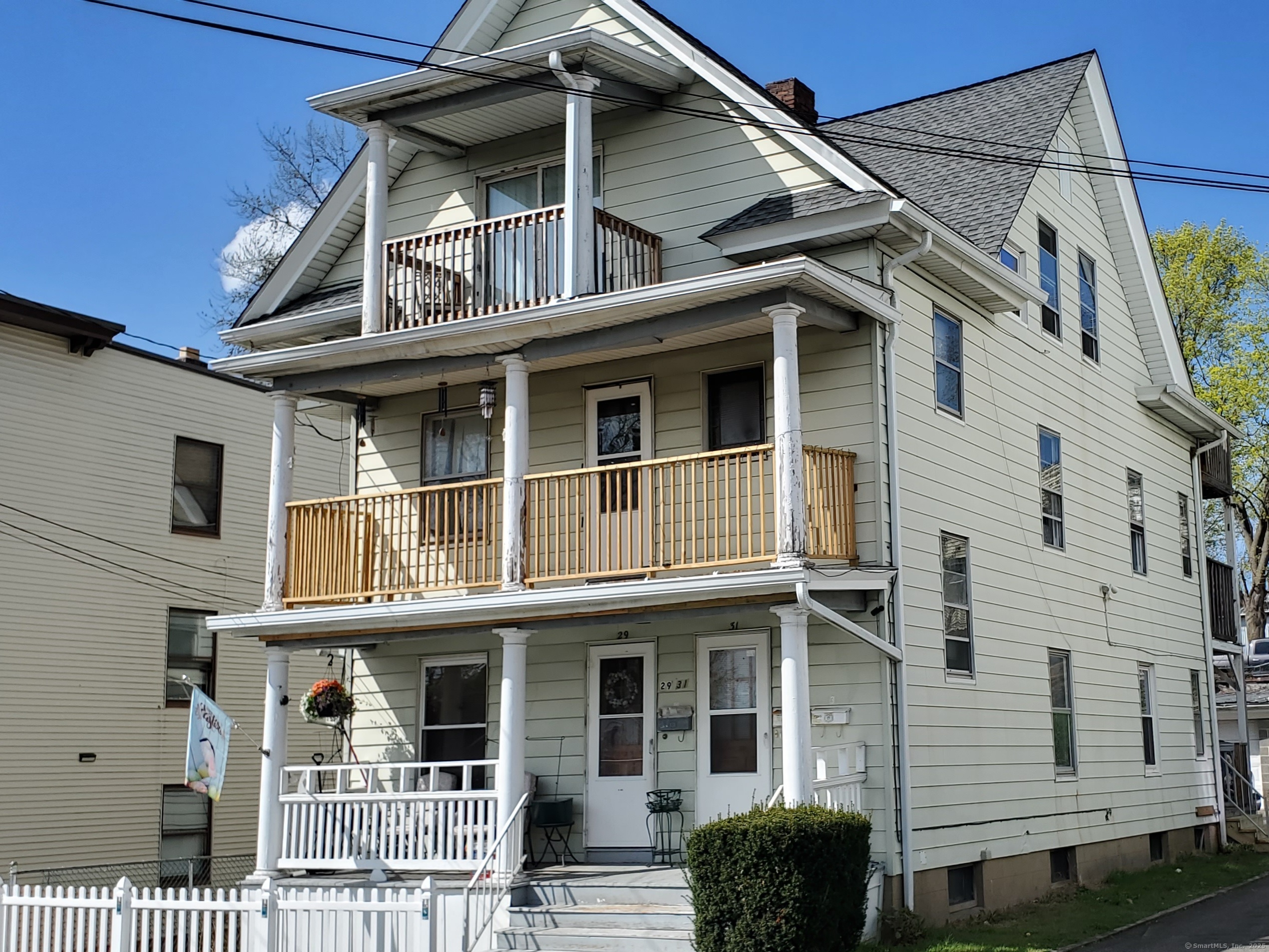 Property for Sale at Madison Street, Waterbury, Connecticut - Bedrooms: 6 
Bathrooms: 3 
Rooms: 15  - $395,000