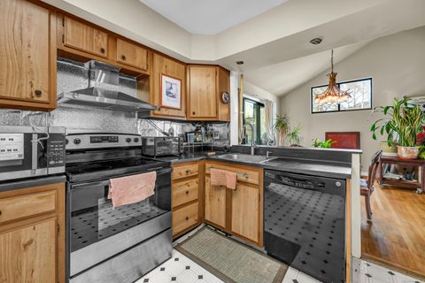 Tiny photo for 7 Hearthstone Drive #7, Brookfield, CT 06804 (MLS # 24135918)