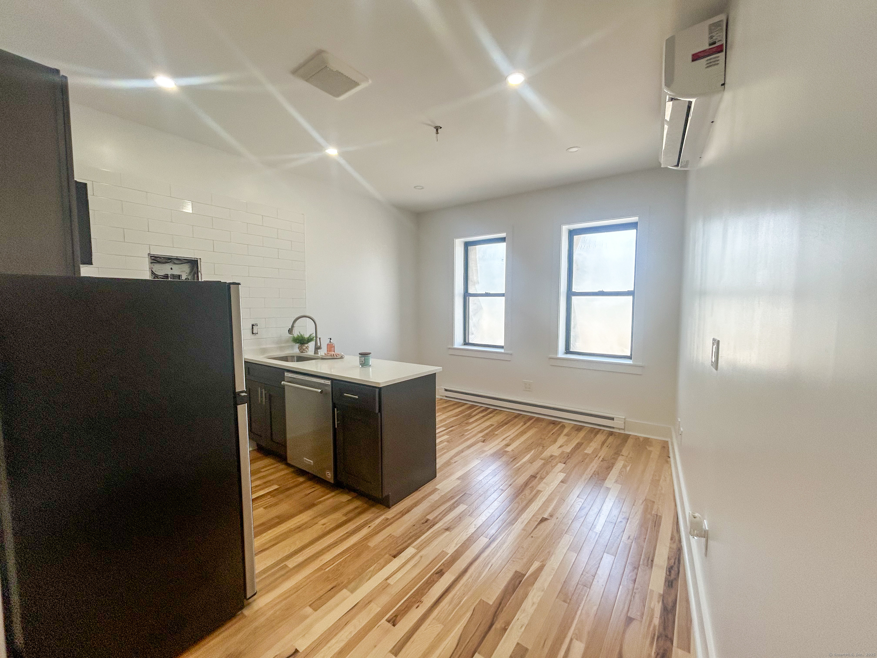Bank Street 204, New London, Connecticut - 1 Bedrooms  
1 Bathrooms  
3 Rooms - 