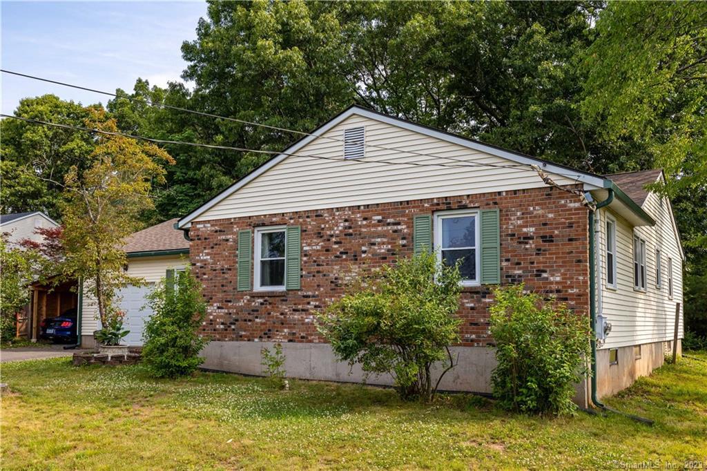Seneca Road, Plainville, Connecticut - 4 Bedrooms  
2 Bathrooms  
7 Rooms - 