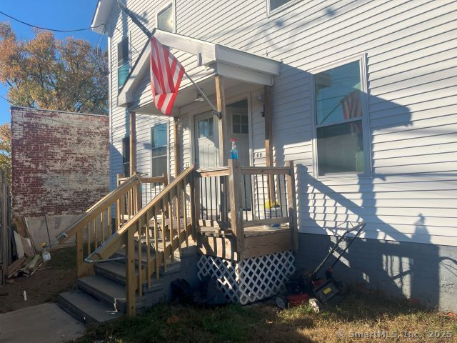 Rental Property at Railroad Avenue 744, Bridgeport, Connecticut - Bedrooms: 2 
Bathrooms: 1 
Rooms: 5  - $1,895 MO.