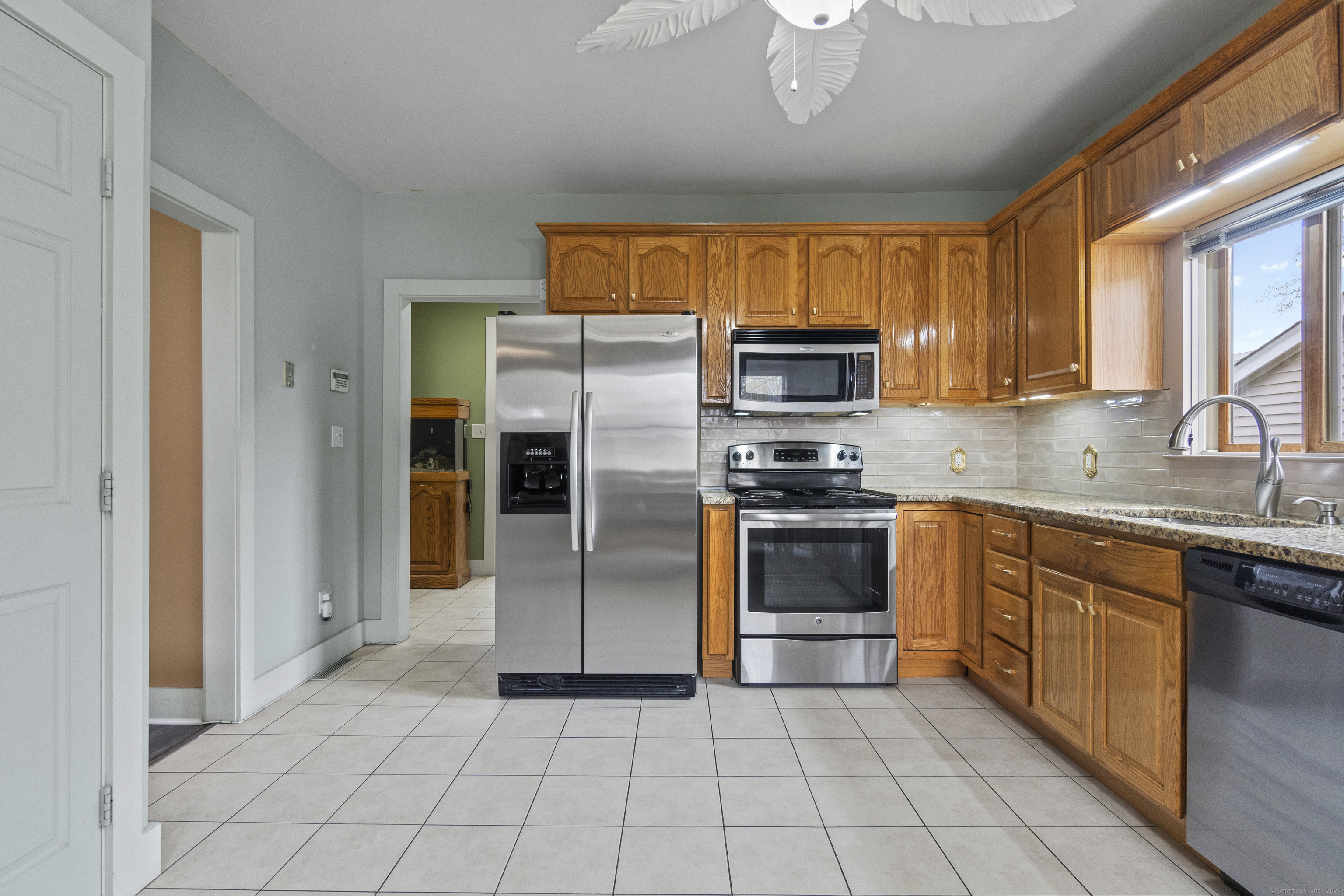 18 Lawncrest Road, West Haven, Connecticut image 6